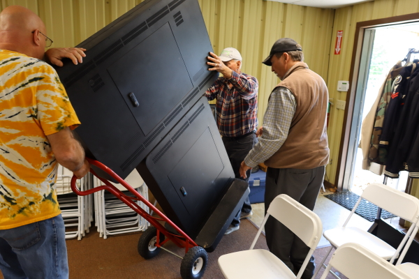 05-03-25_Delivering Exhibit Displays_0010